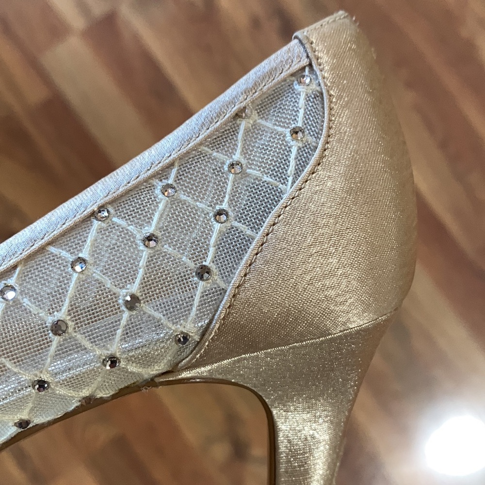 Adrianna Papell Gold Evening Pumps - Picture 3 of 7
